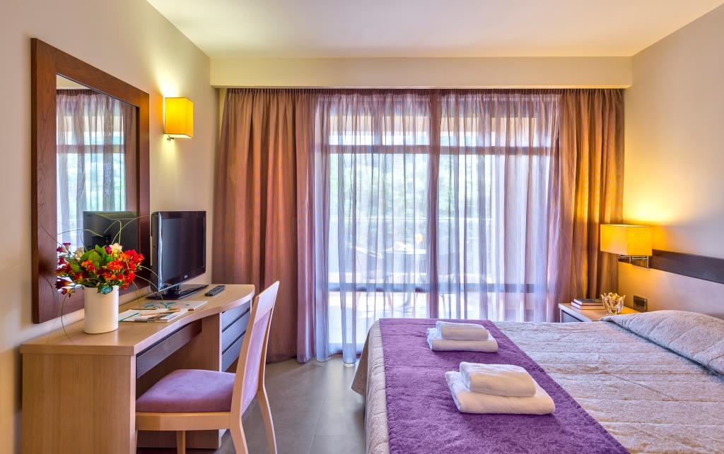 Porto Platanias Studio with pool or garden view interior image
