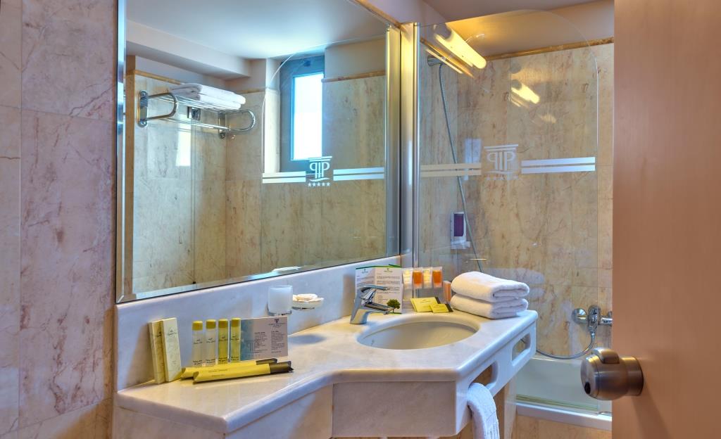 Porto Platanias Maisonette with Garden or Pool View interior image of the bathroom